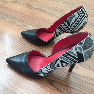 Point-toe heels with tribal pattern